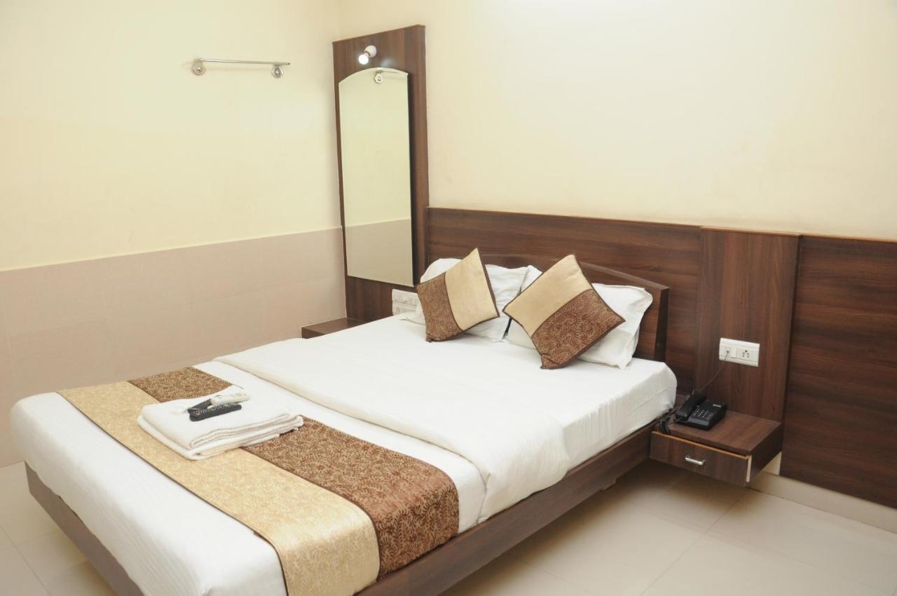 Hotel Bansi Dwārka Екстериор снимка
