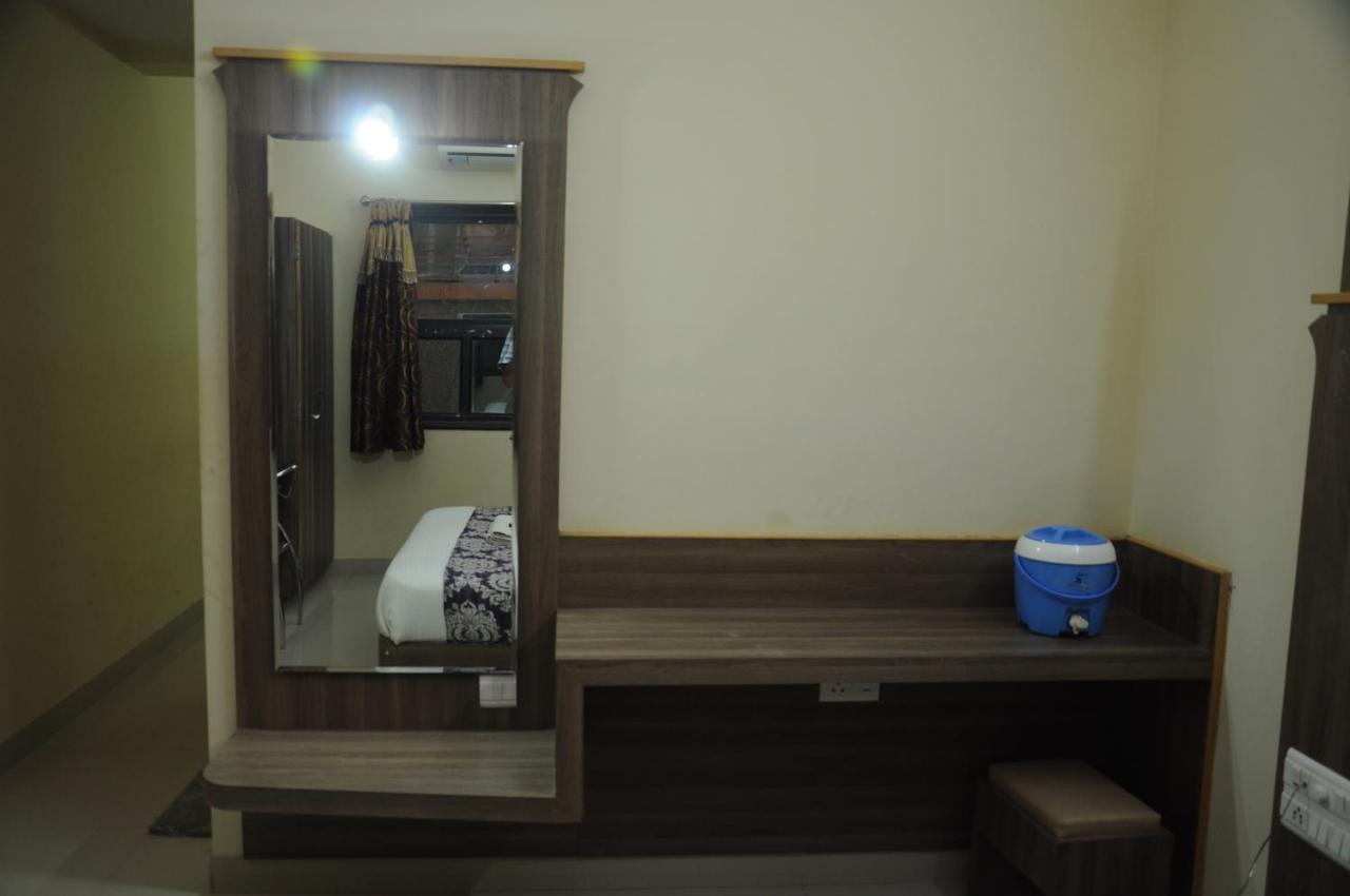 Hotel Bansi Dwārka Екстериор снимка